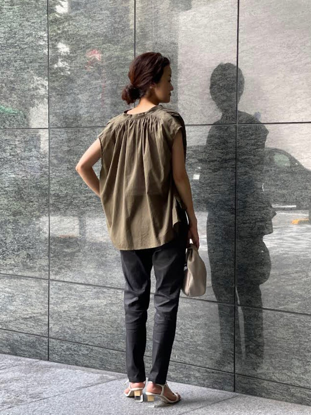 グリーン系のシャツ/ブラウス、ブラック系のその他パンツを着用したレディースの夏コーディネートの2枚目の写真