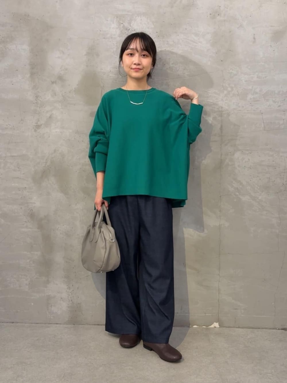ブルー系のその他パンツ、グリーン系のニット/セーターを着用したレディースの夏コーディネートの5枚目の写真