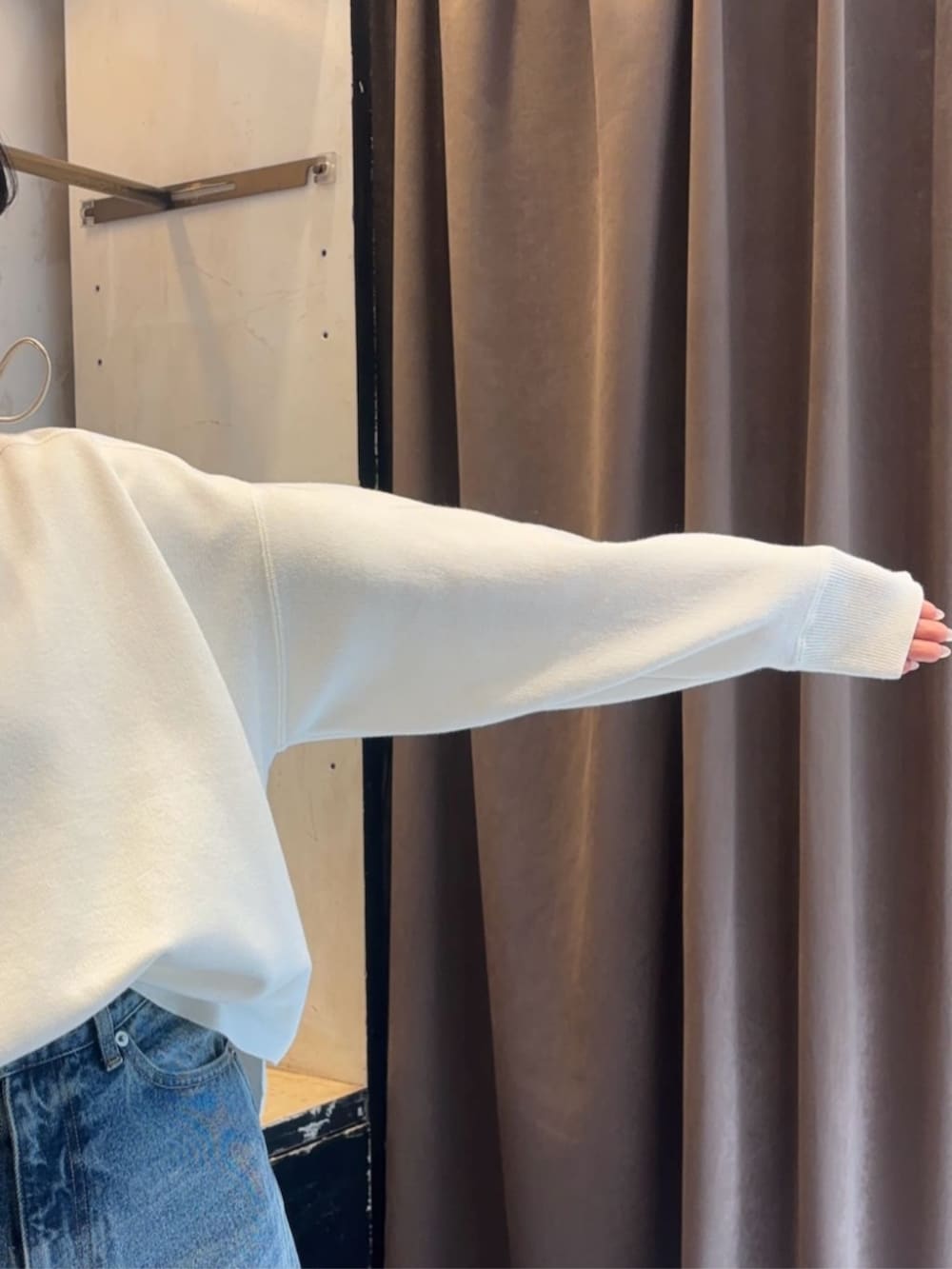 ホワイト系のショルダーバッグ、ブルー系のその他パンツ、ホワイト系のTシャツ/カットソーを着用したレディースの春コーディネートの5枚目の写真