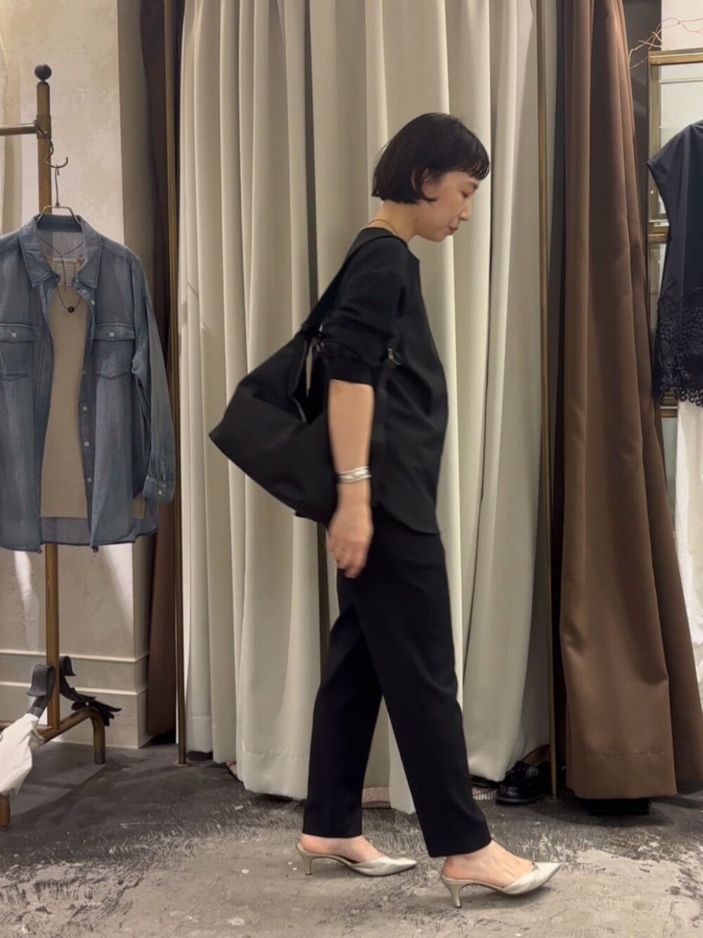 ブラック系のシャツ/ブラウス、ブラック系のその他パンツを着用したレディースの春コーディネートの3枚目の写真