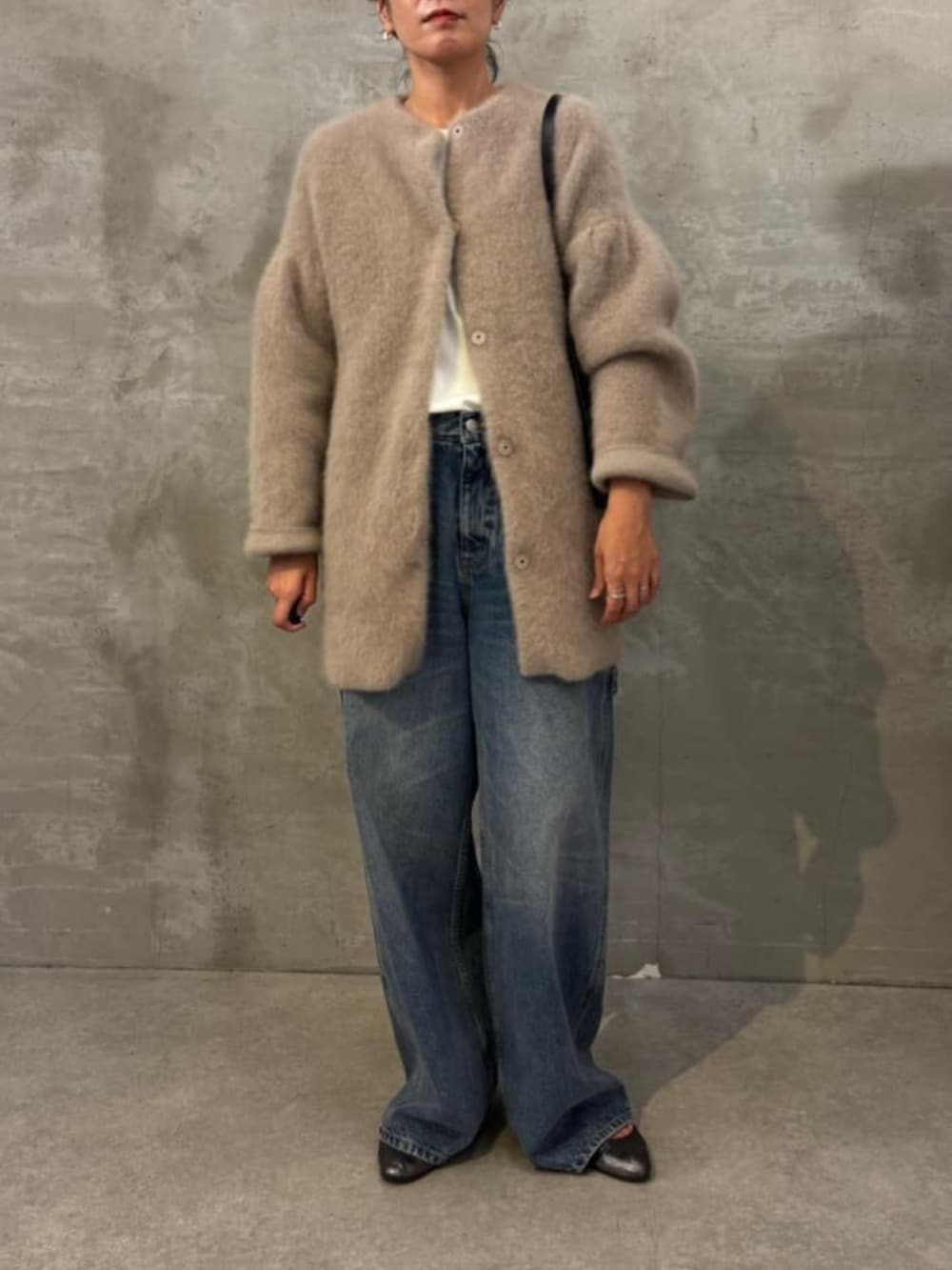 ブルー系のその他パンツ、ブラウン系のその他アウター、ブラック系のショルダーバッグを着用したレディースの夏コーディネートの8枚目の写真