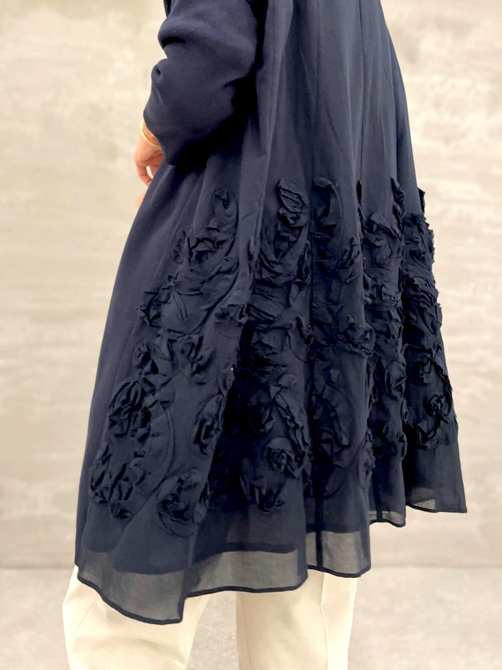 ブルー系のカーディガン/ボレロ、ホワイト系のシャツ/ブラウス、ベージュ系のその他パンツを着用したレディースの春コーディネートの3枚目の写真