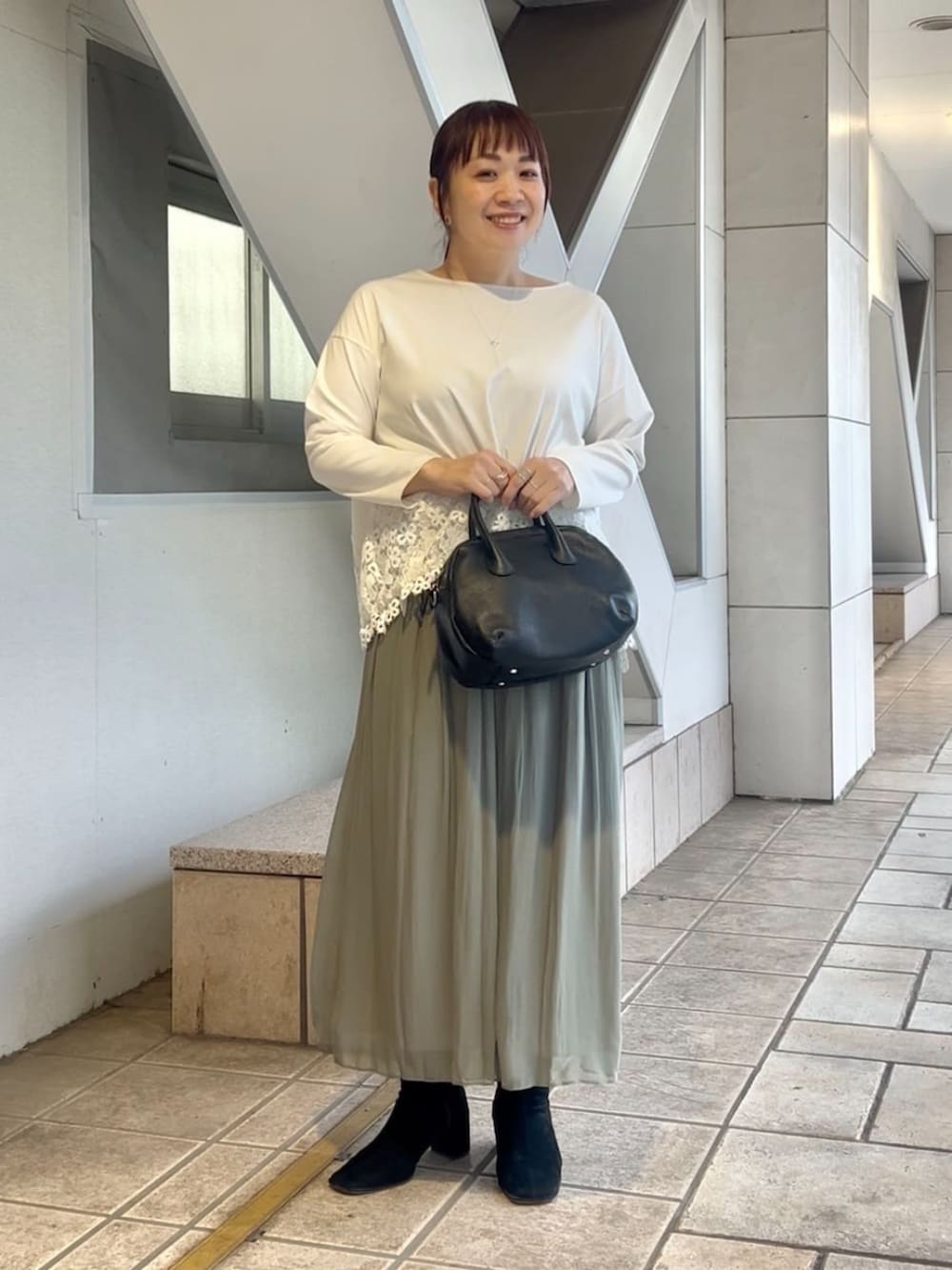 グリーン系のその他パンツ、ホワイト系のTシャツ/カットソーを着用したレディースの冬コーディネートの2枚目の写真