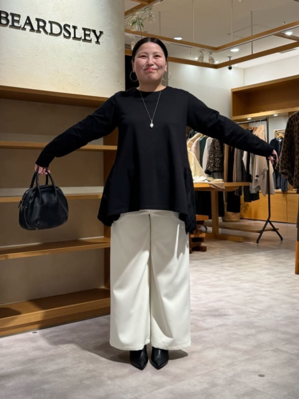 ホワイト系のその他パンツ、ブラック系のTシャツ/カットソーを着用したレディースの冬コーディネートの4枚目の写真