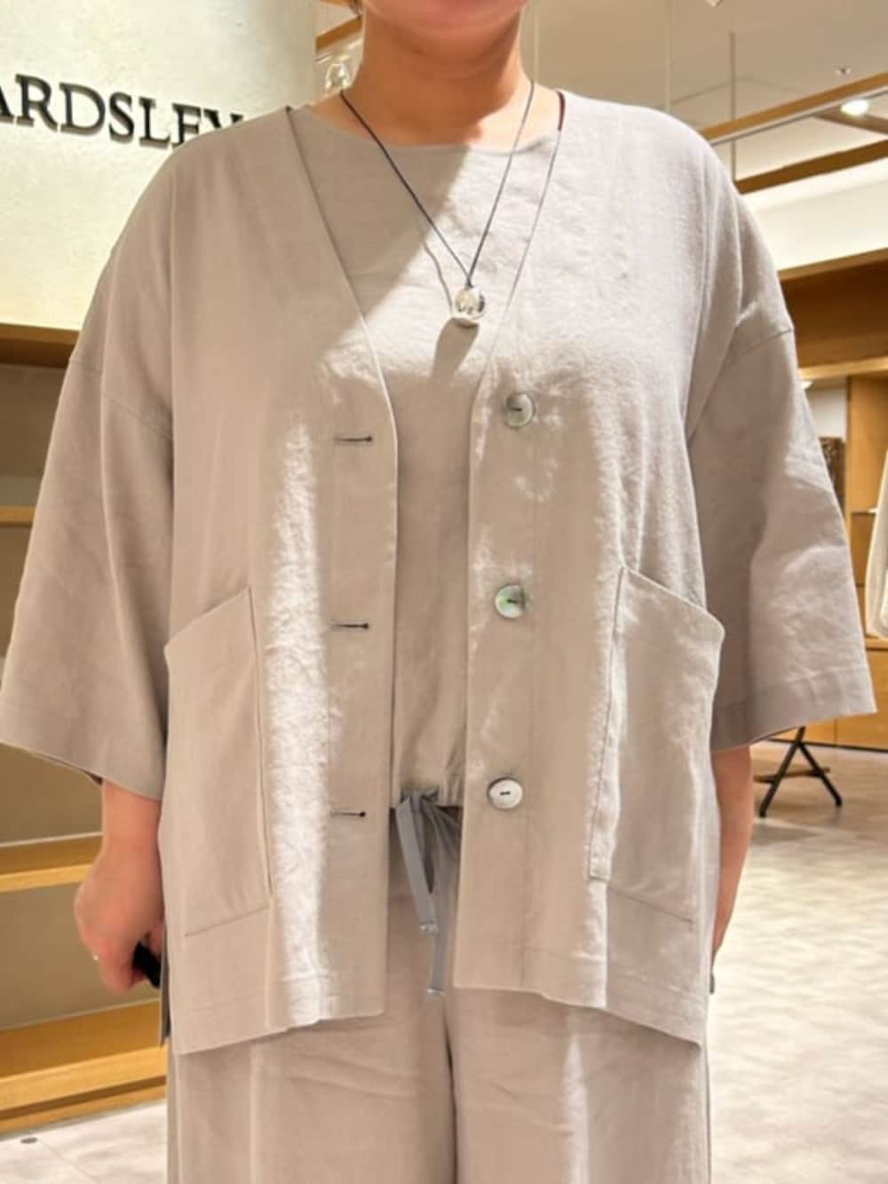 ブラック系のショルダーバッグ、ブラック系のサンダル、グレー系のその他パンツを着用したレディースの春コーディネートの7枚目の写真