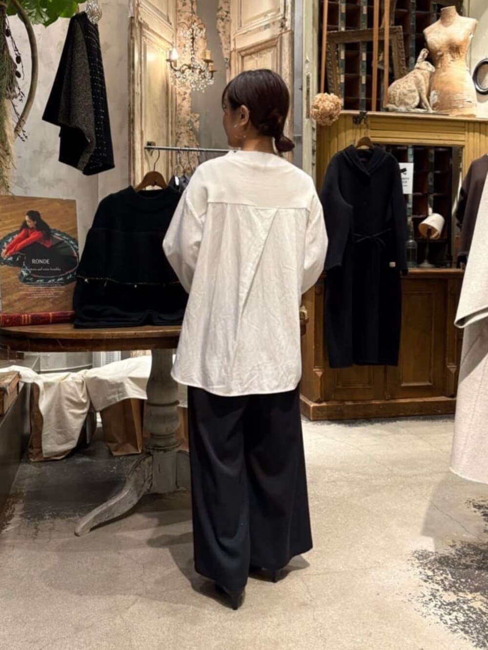 ブラック系のその他パンツ、ホワイト系のニット/セーターを着用したレディースの冬コーディネートの5枚目の写真