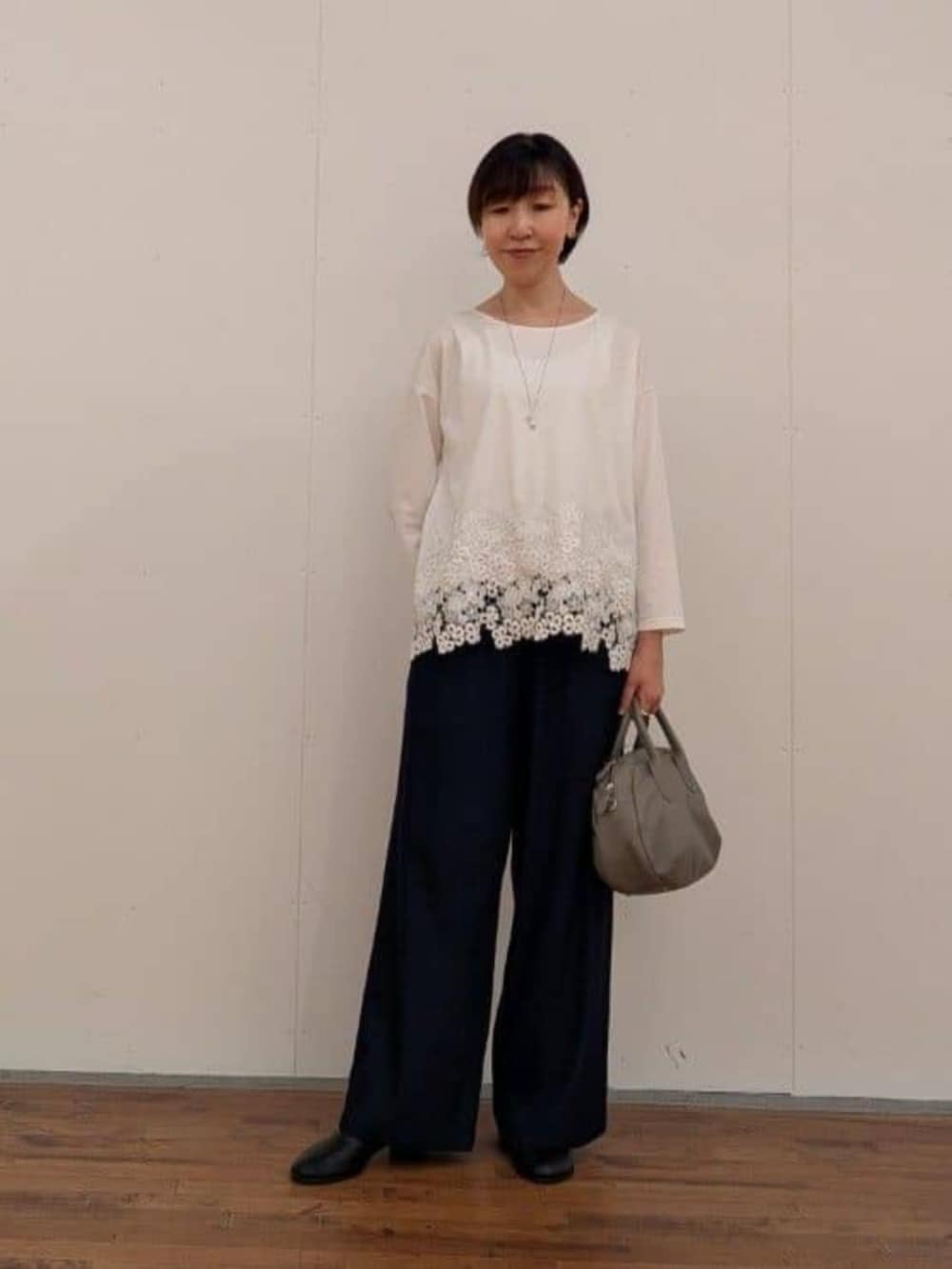 ブルー系のその他パンツ、イエロー系のその他アウター、ホワイト系のTシャツ/カットソーを着用したレディースの秋コーディネートの6枚目の写真