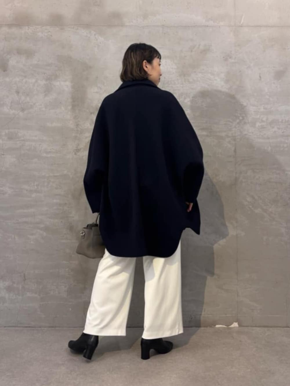 ホワイト系のその他パンツ、ブラウン系のニット/セーター、ブルー系のその他アウターを着用したレディースの夏コーディネートの4枚目の写真
