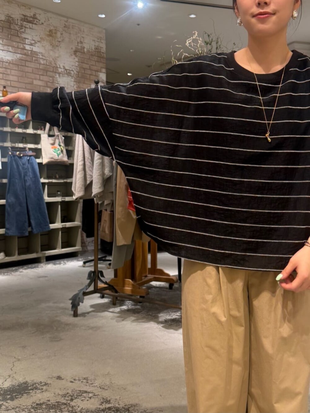 ブラック系のシャツ/ブラウス、ベージュ系のその他パンツを着用したレディースの春コーディネートの5枚目の写真