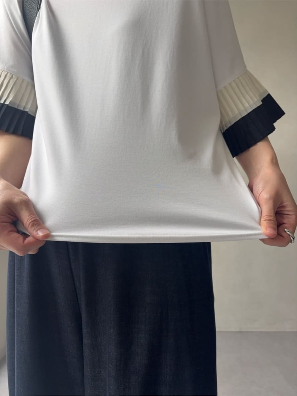 ブルー系のその他パンツ、ブラック系のショルダーバッグ、ホワイト系のサンダルを着用したレディースの春コーディネートの8枚目の写真