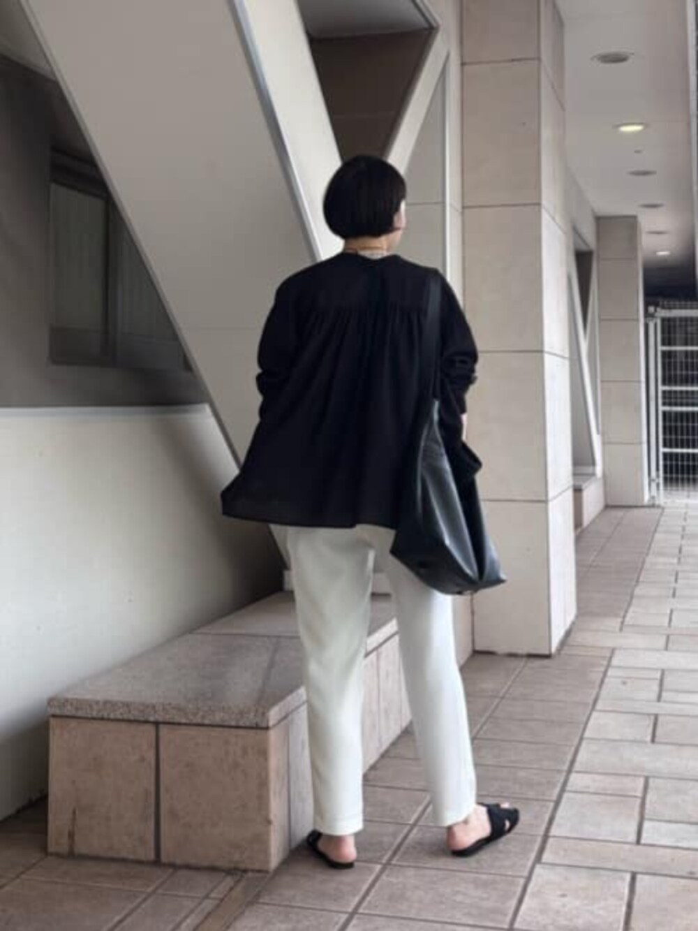 ブラック系のシャツ/ブラウス、ホワイト系のシャツ/ブラウス、ホワイト系のその他パンツを着用したレディースの春コーディネートの4枚目の写真