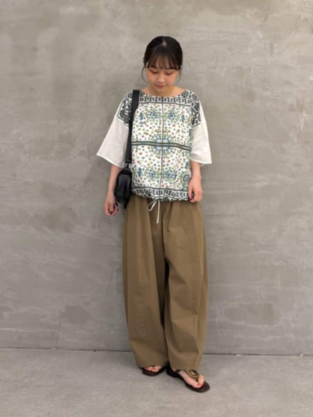 イエロー系のその他パンツ、ホワイト系のTシャツ/カットソーを着用したレディースの春コーディネートの2枚目の写真