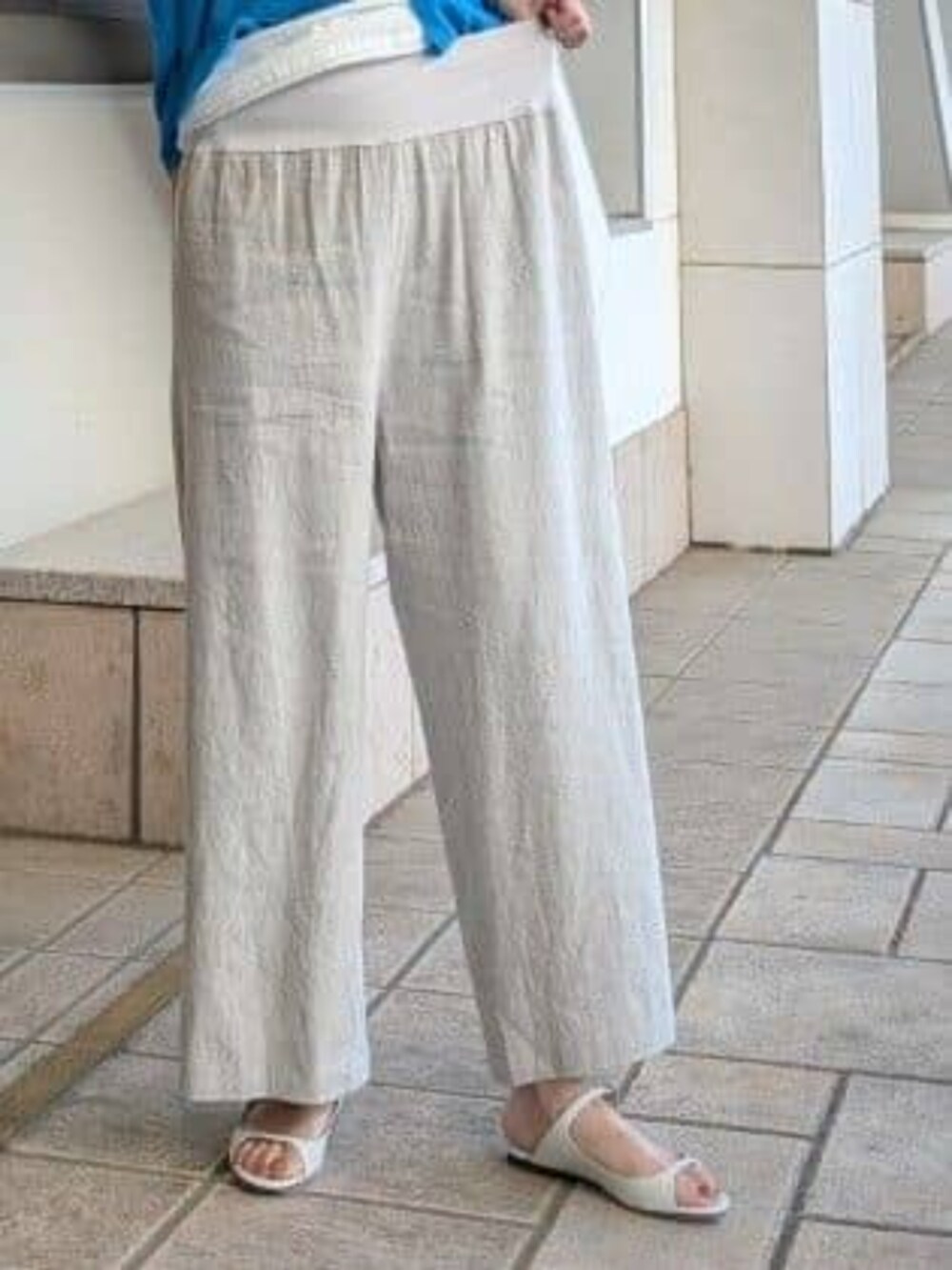 ベージュ系のその他パンツ、グリーン系のシャツ/ブラウスを着用したレディースの春コーディネートの6枚目の写真