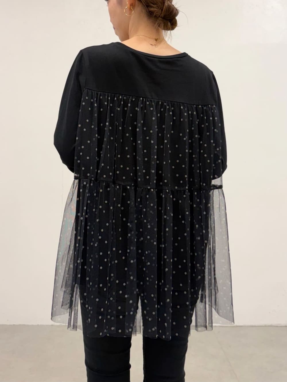 ブラック系のTシャツ/カットソーを着用したレディースの夏コーディネートの7枚目の写真
