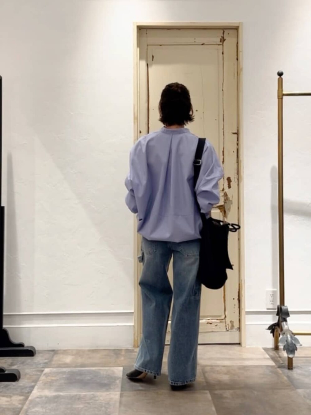 ブラック系のトートバッグ、ブルー系のその他パンツ、ブルー系のシャツ/ブラウスを着用したレディースの冬コーディネートの6枚目の写真