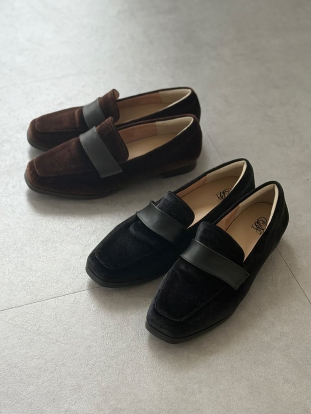ブラック系のその他パンツ、グレー系のショルダーバッグ、ブラウン系のローファーを着用したレディースの秋コーディネートの9枚目の写真