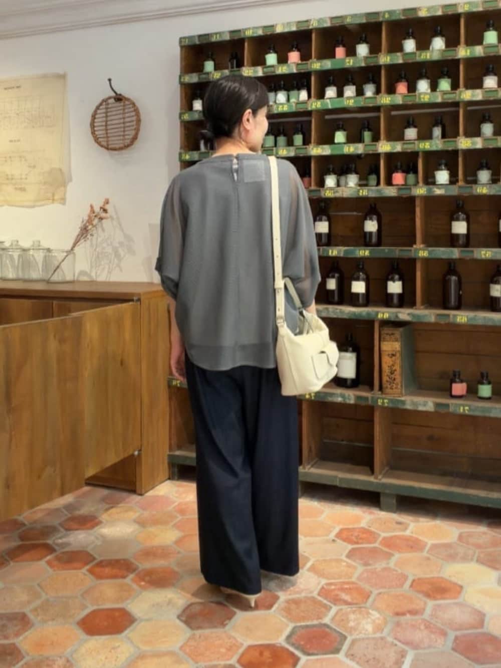 グレー系のTシャツ/カットソーを着用したレディースの春コーディネートの2枚目の写真