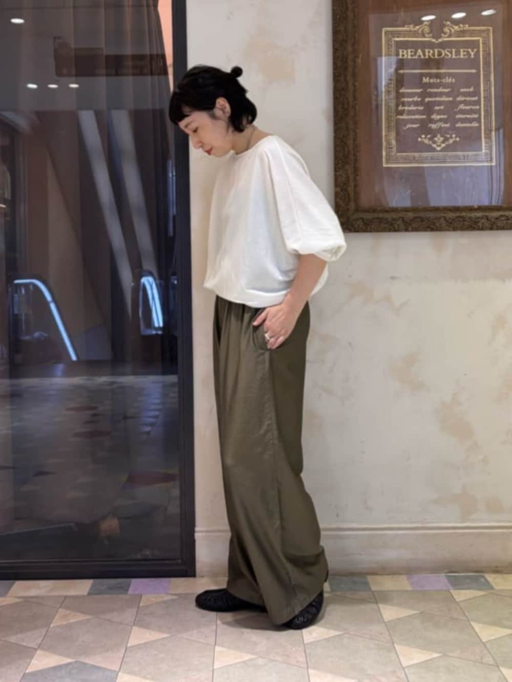 グリーン系のその他パンツ、ブラック系のその他シューズ、ホワイト系のTシャツ/カットソーを着用したレディースの夏コーディネートの2枚目の写真