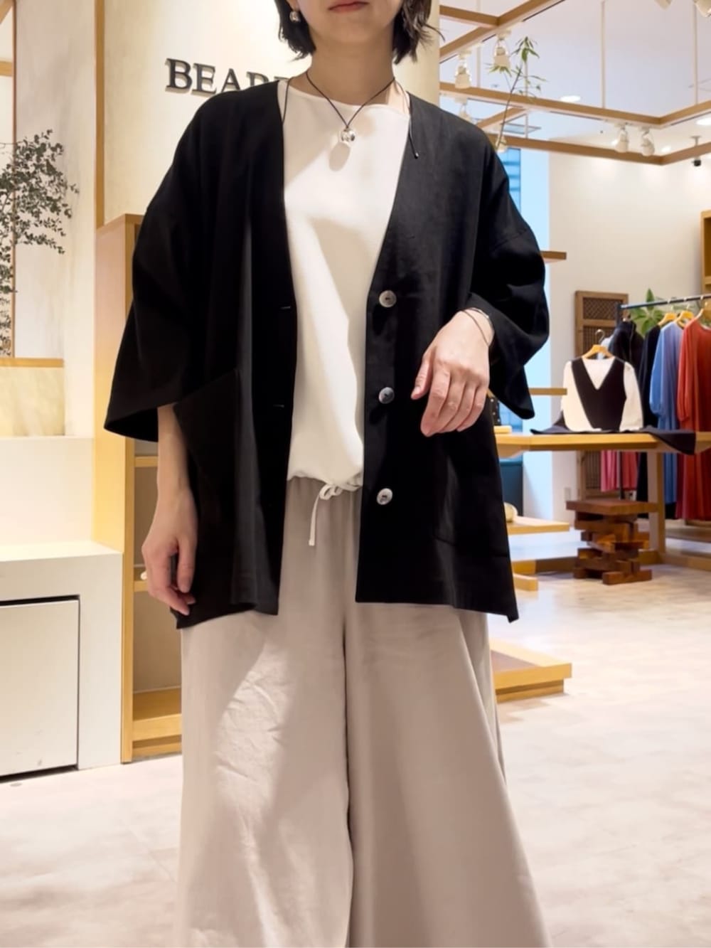 ブラック系のトートバッグ、ホワイト系のシャツ/ブラウス、グレー系のその他パンツを着用したレディースの春コーディネートの7枚目の写真