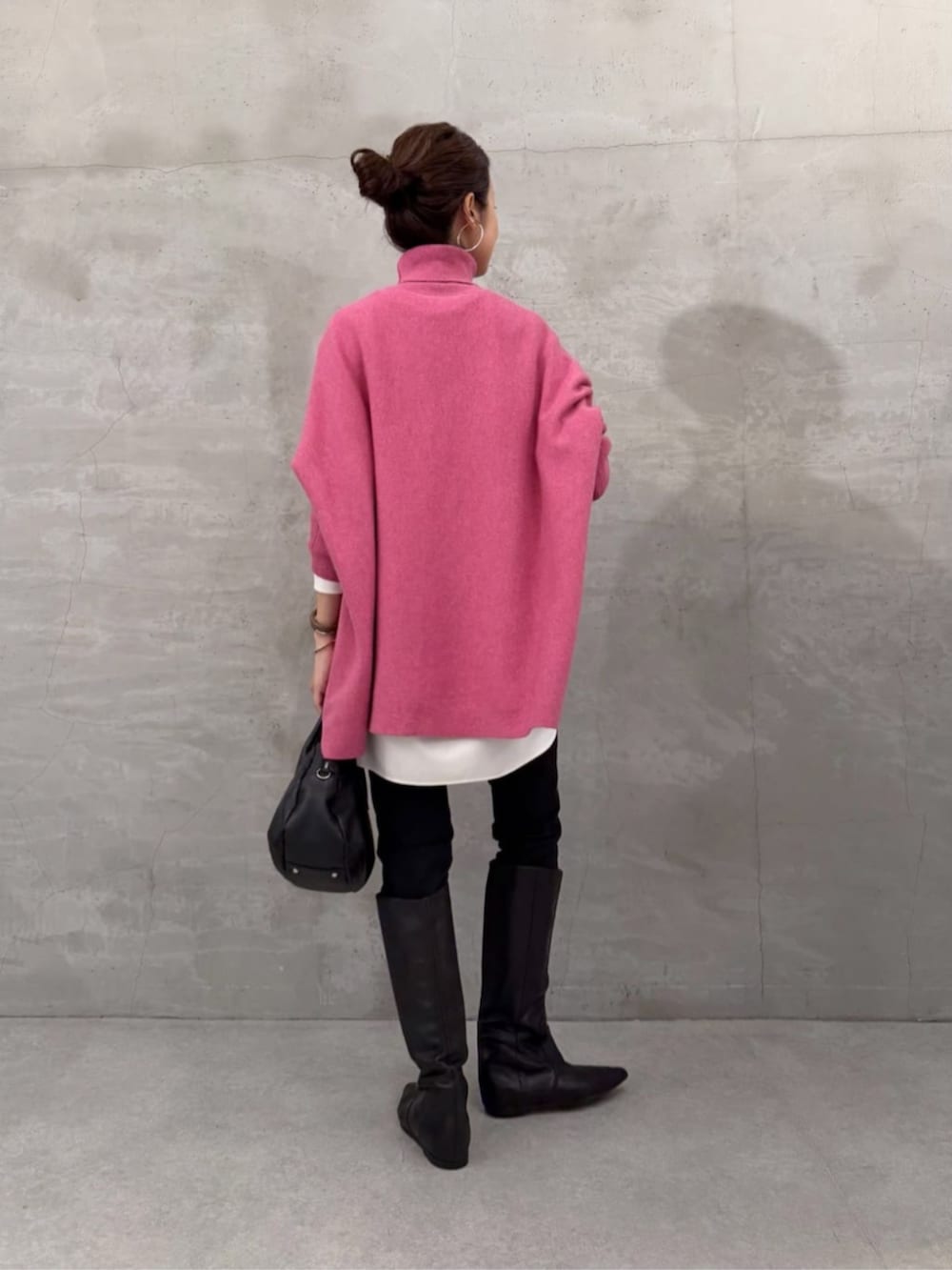 ブラック系のその他パンツ、ブラック系のトートバッグ、ホワイト系のシャツ/ブラウスを着用したレディースの秋コーディネートの6枚目の写真