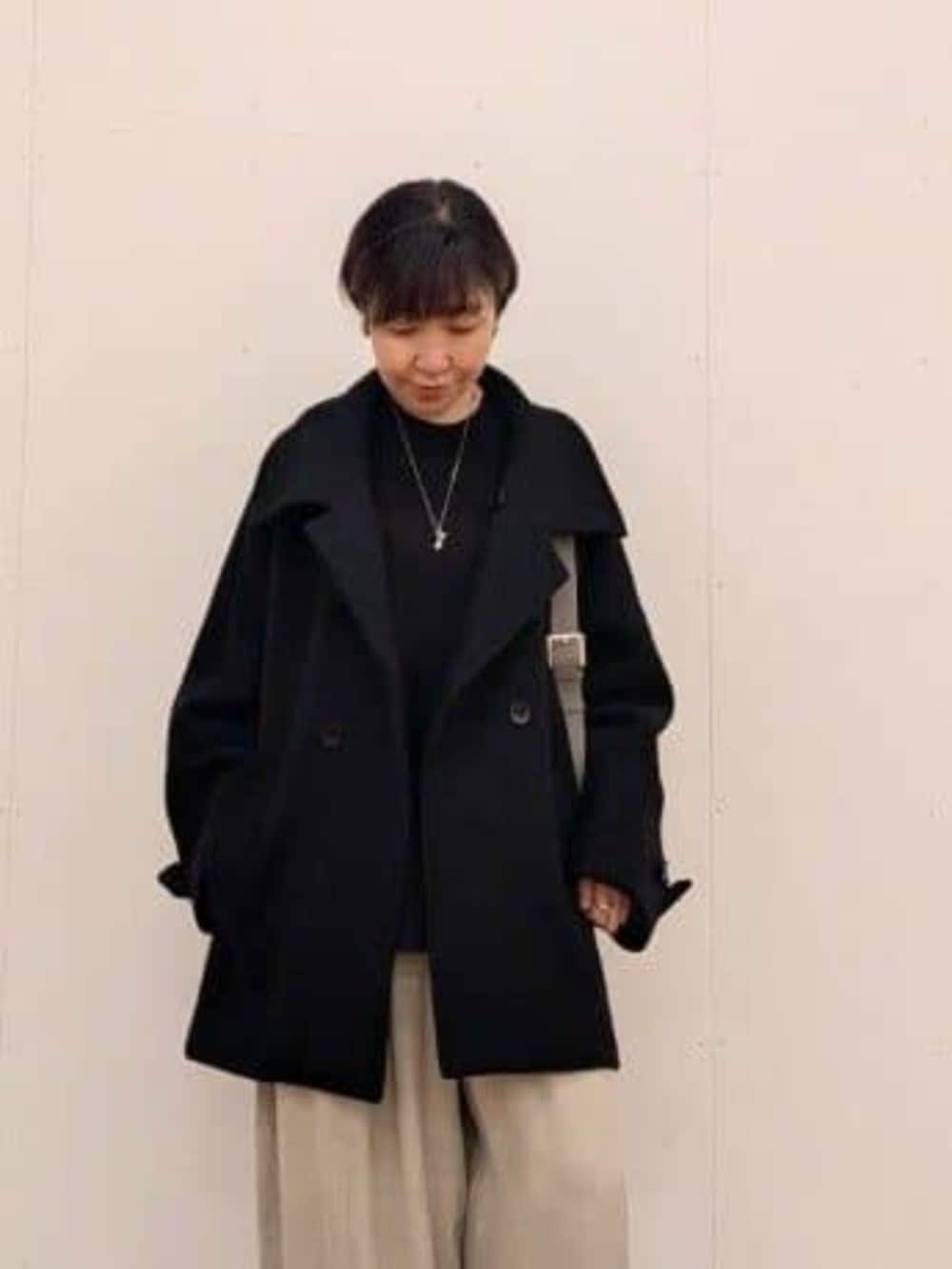 グレー系のその他パンツ、ブラック系のその他アウターを着用したレディースの秋コーディネートの3枚目の写真