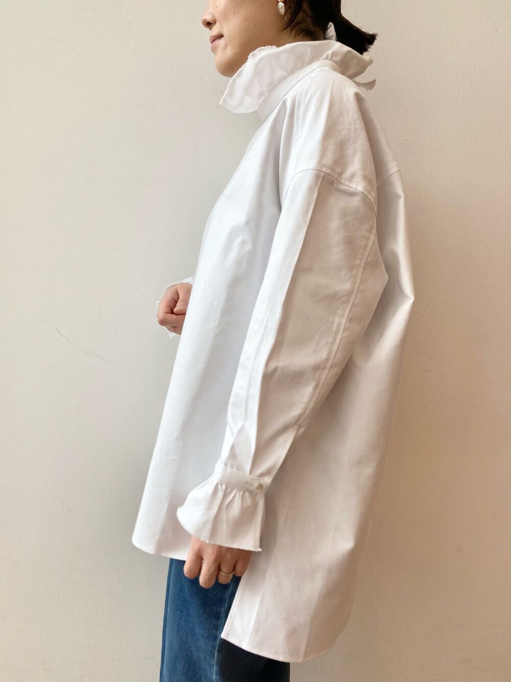 ホワイト系のシャツ/ブラウス、ブルー系のその他パンツ、ホワイト系のスニーカーを着用したレディースの冬コーディネートの2枚目の写真