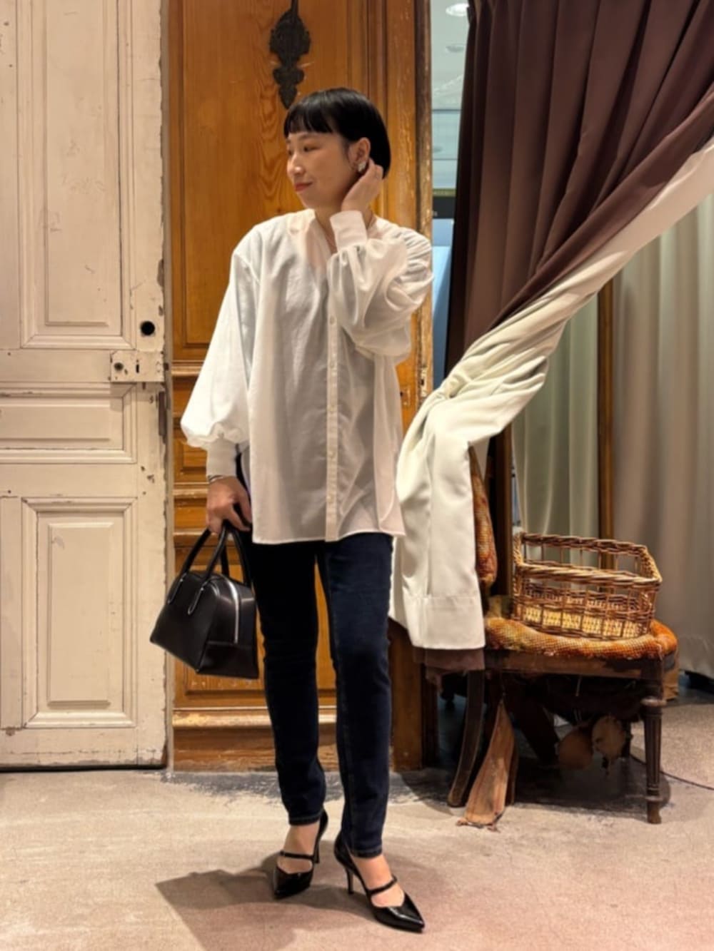 ブルー系のデニムパンツ、ホワイト系のシャツ/ブラウスを着用したレディースの冬コーディネートの2枚目の写真