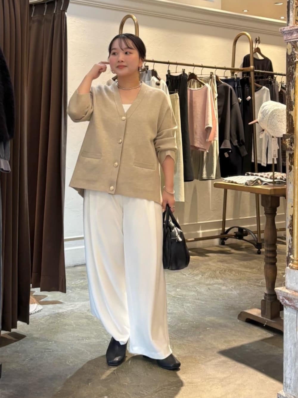 ホワイト系のその他パンツ、ベージュ系のニット/セーターを着用したレディースの秋コーディネートの2枚目の写真