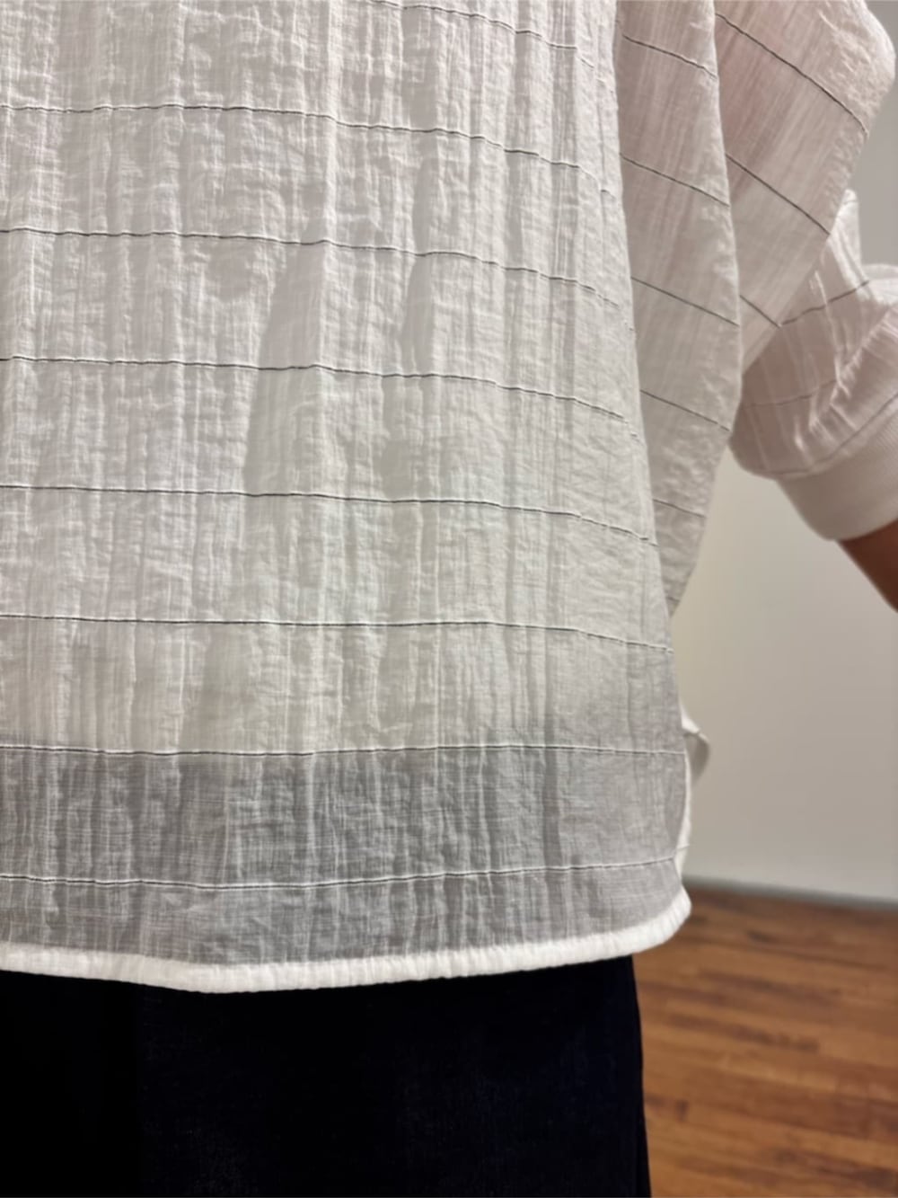 イエロー系のその他パンツ、ホワイト系のシャツ/ブラウスを着用したレディースの春コーディネートの8枚目の写真