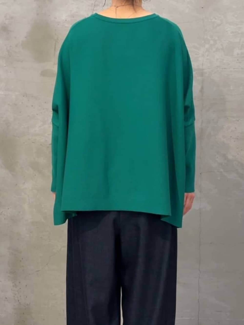 ブルー系のその他パンツ、グリーン系のニット/セーターを着用したレディースの夏コーディネートの6枚目の写真