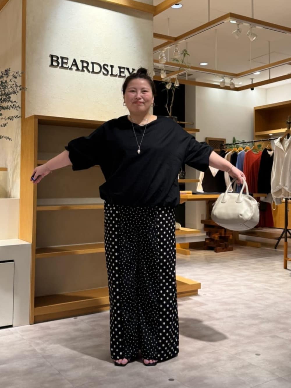 グレー系のボストンバッグ、ブラック系のシャツ/ブラウス、ブラック系のその他パンツを着用したレディースの冬コーディネートの5枚目の写真