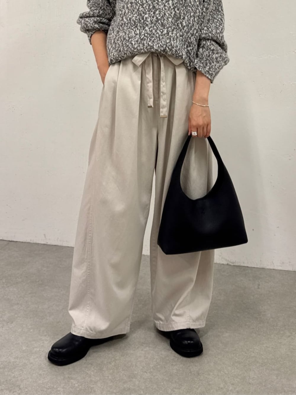 ブラック系のローファー、ホワイト系のその他パンツ、グレー系のニット/セーターを着用したレディースの秋コーディネートの3枚目の写真