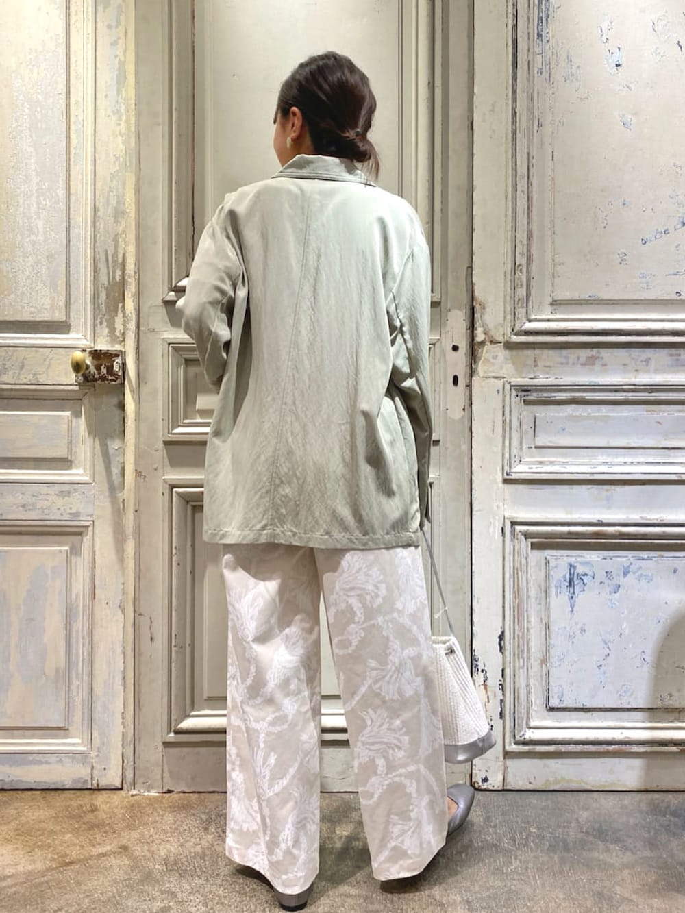 グリーン系のテーラードジャケット、ホワイト系のTシャツ/カットソー、ホワイト系のその他パンツを着用したレディースの春コーディネートの3枚目の写真