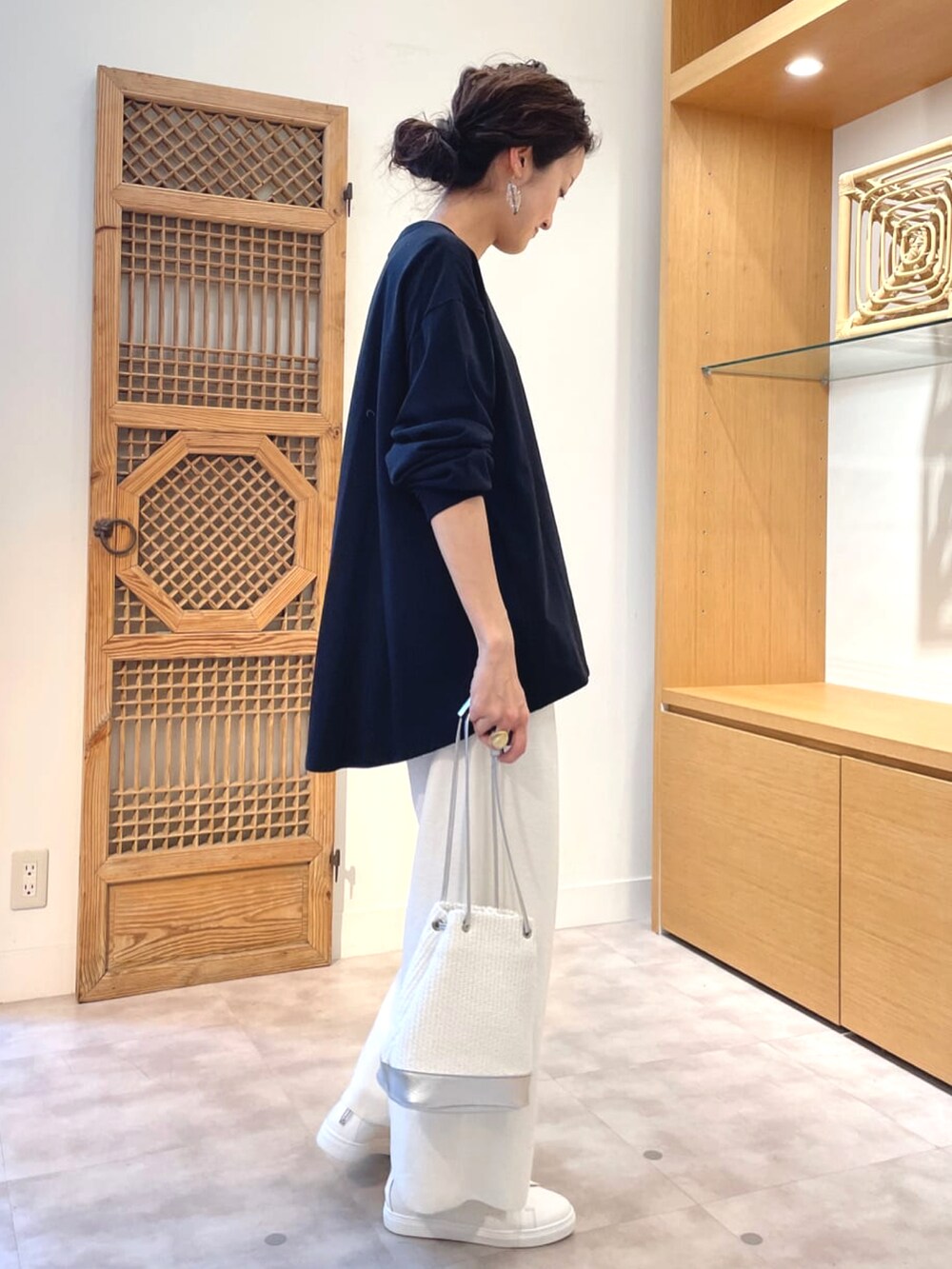 ブラック系のTシャツ/カットソー、ホワイト系のその他パンツ、ホワイト系のトートバッグを着用したレディースの春コーディネートの3枚目の写真