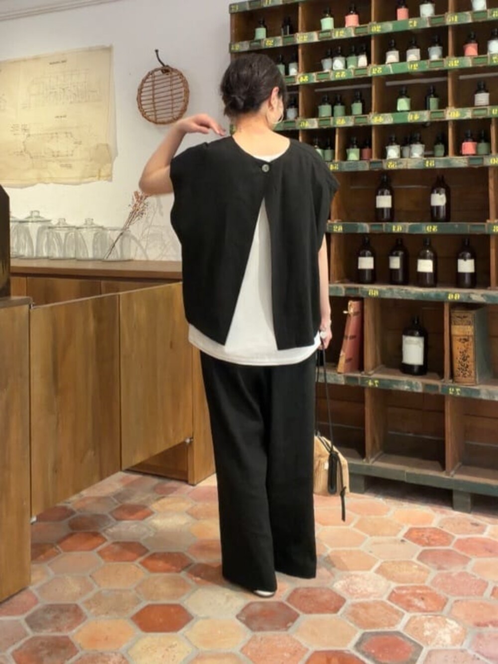 ホワイト系のタンクトップ、ブラック系のシャツ/ブラウス、ブラック系のその他パンツを着用したレディースの春コーディネートの2枚目の写真