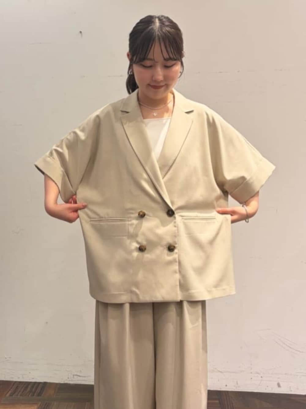 ベージュ系のテーラードジャケット、ベージュ系のその他パンツ、ホワイト系のシャツ/ブラウスを着用したレディースの春コーディネートの5枚目の写真