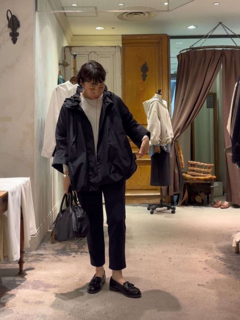 ブラック系のボストンバッグ、ブラック系のブルゾン、ブラック系のその他パンツを着用したレディースの冬コーディネートの3枚目の写真