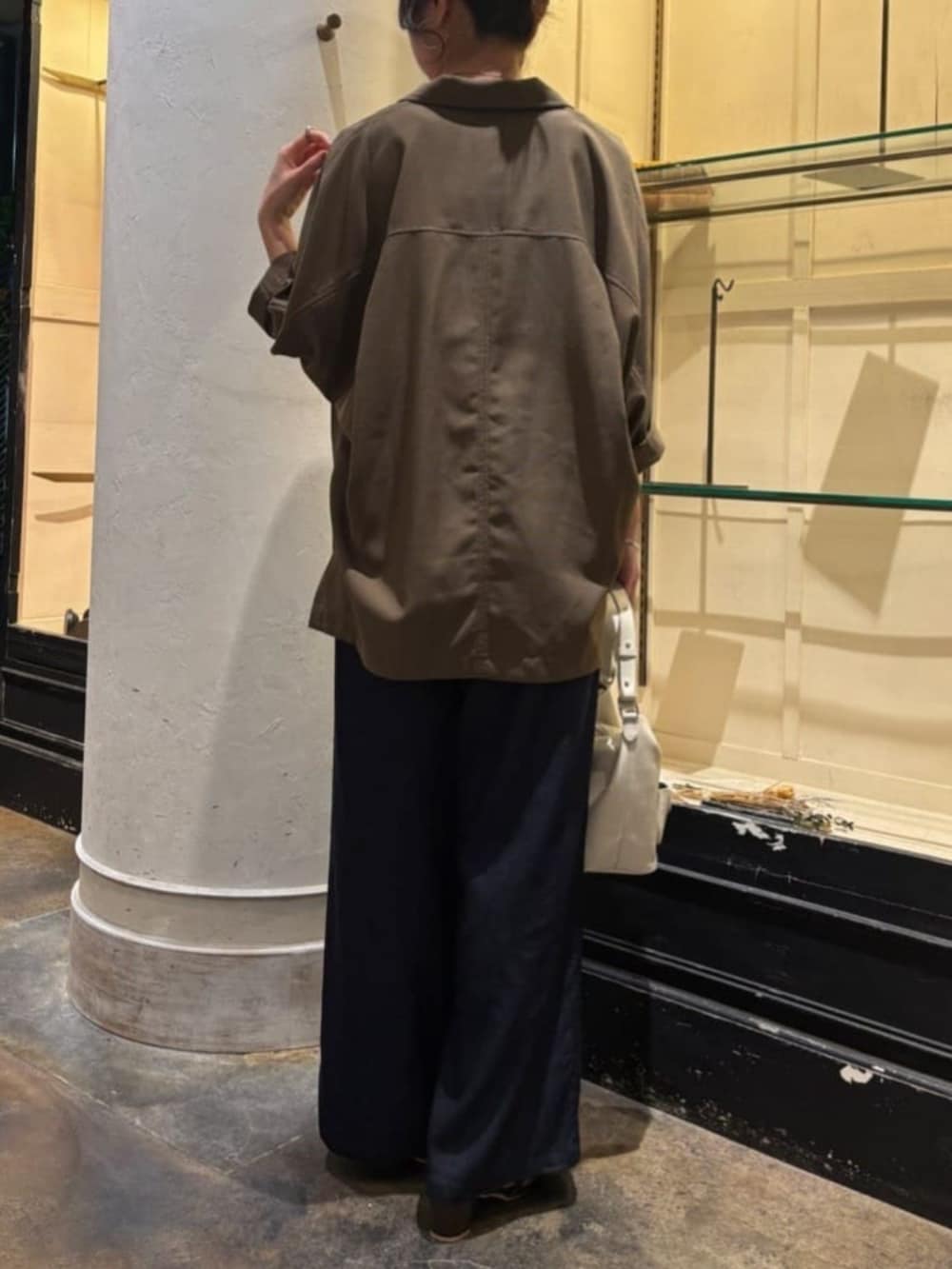 ブルー系のその他パンツ、ホワイト系のトートバッグ、ブラウン系のテーラードジャケットを着用したレディースの春コーディネートの4枚目の写真