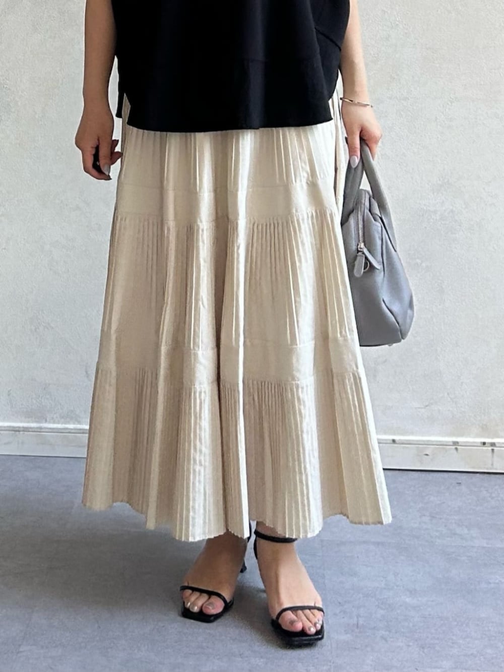 ホワイト系のスカートを着用したレディースの春コーディネートの3枚目の写真