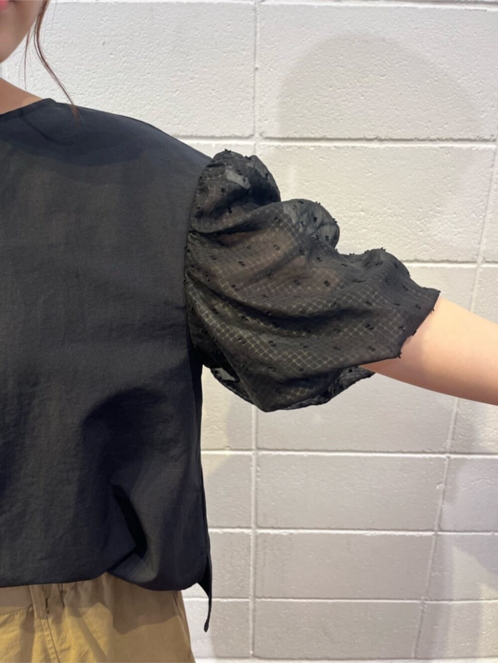 イエロー系のその他パンツ、ブラック系のシャツ/ブラウスを着用したレディースの夏コーディネートの7枚目の写真