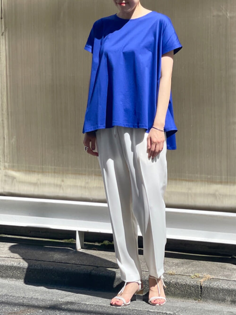 ブルー系のTシャツ/カットソーを着用したレディースの夏コーディネートの2枚目の写真