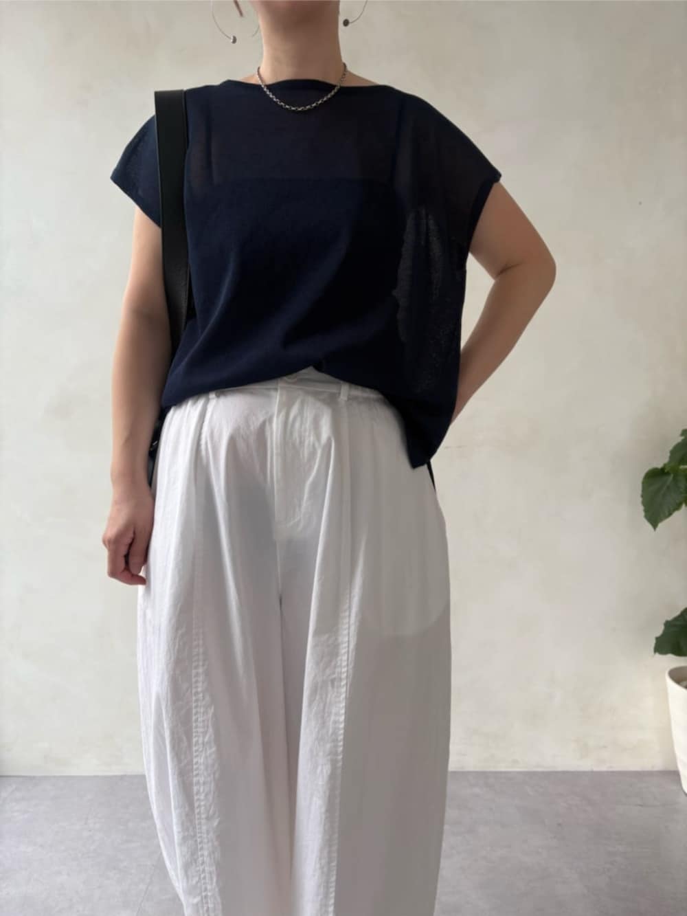 ブルー系のニット/セーターを着用したレディースの夏コーディネートの4枚目の写真