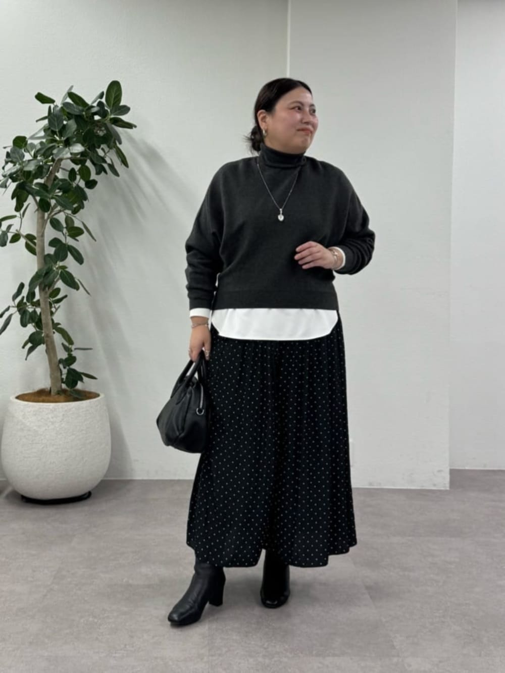 ブラック系のその他パンツ、グレー系のニット/セーター、ホワイト系のシャツ/ブラウスを着用したレディースの秋コーディネートの2枚目の写真