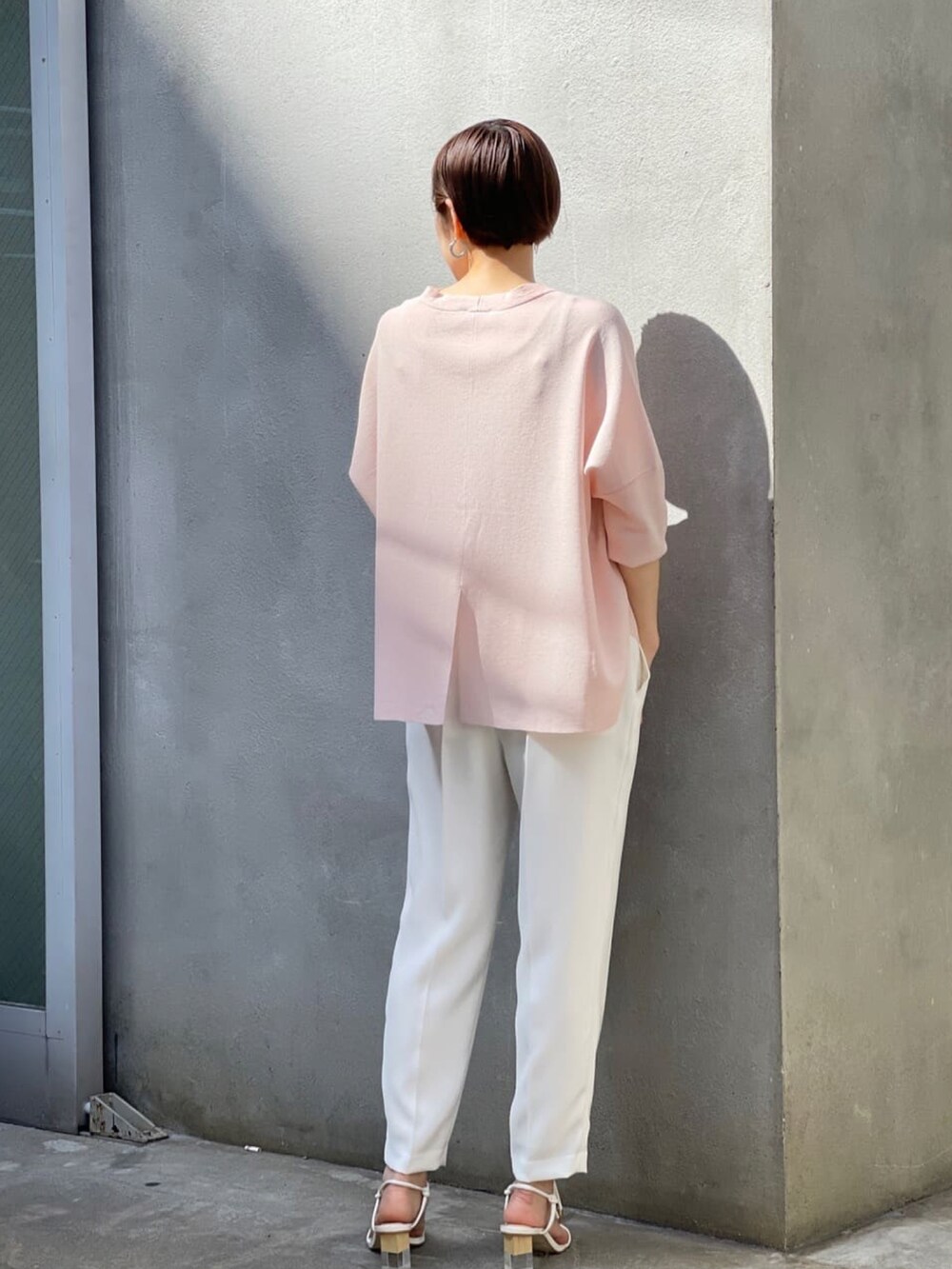 ピンク系のカーディガン/ボレロ、ホワイト系のその他パンツを着用したレディースの夏コーディネートの2枚目の写真