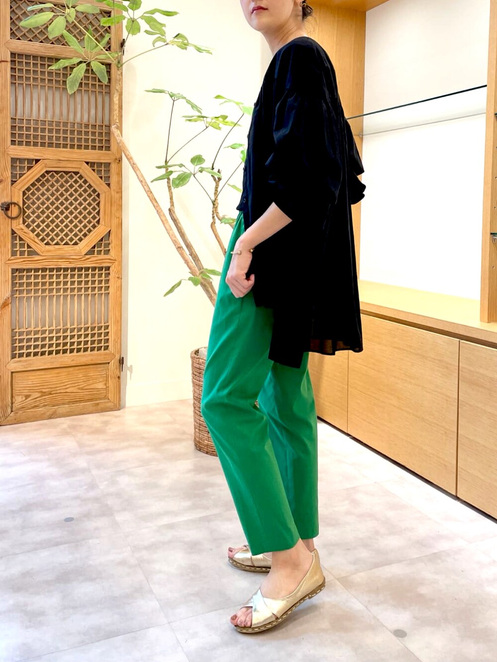 ブラック系のシャツ/ブラウス、ブラック系のTシャツ/カットソー、グリーン系のその他パンツを着用したレディースの春コーディネートの2枚目の写真