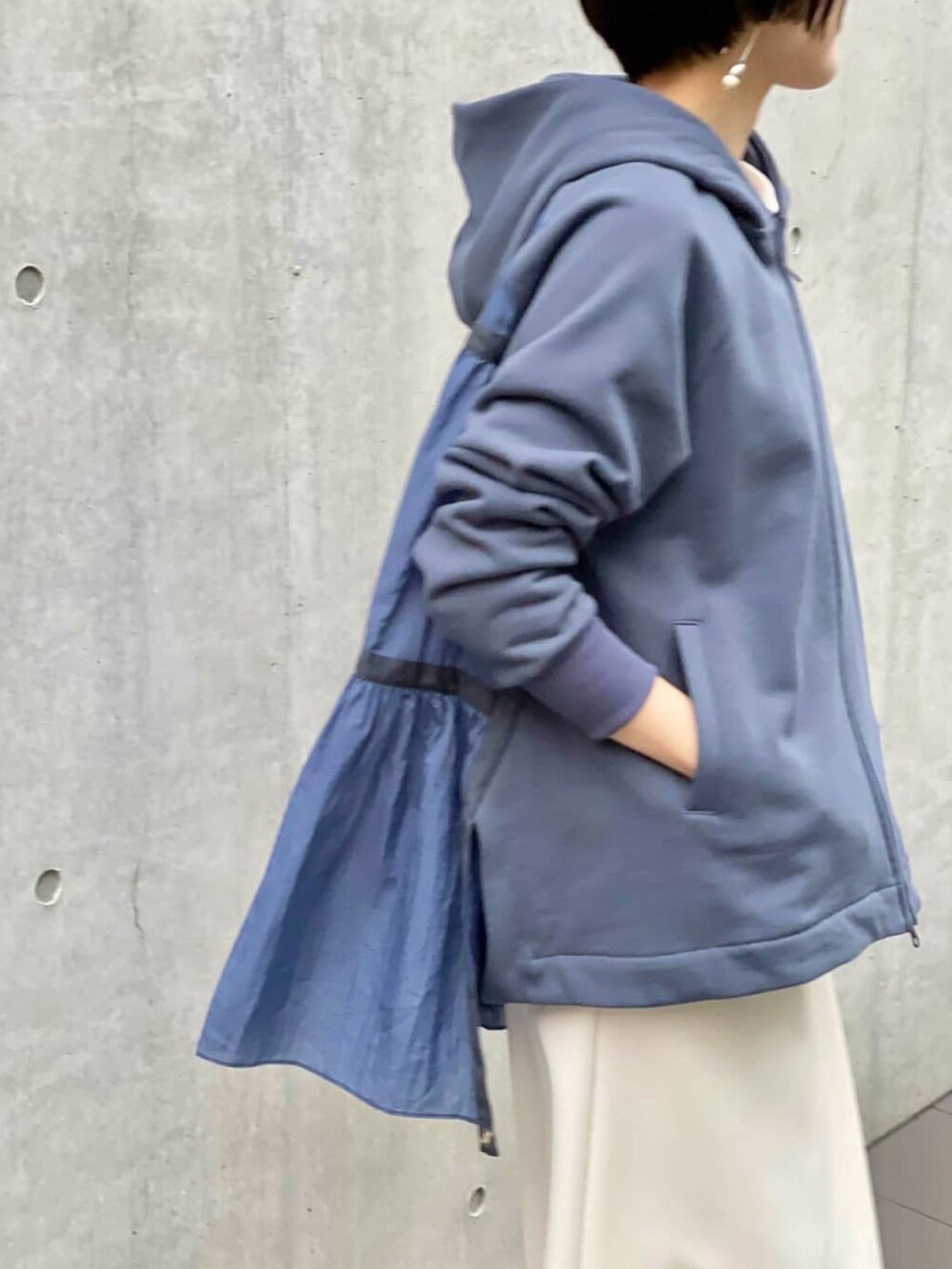 ブルー系のパーカー、ホワイト系のTシャツ/カットソー、ホワイト系のスカートを着用したレディースの春コーディネートの3枚目の写真