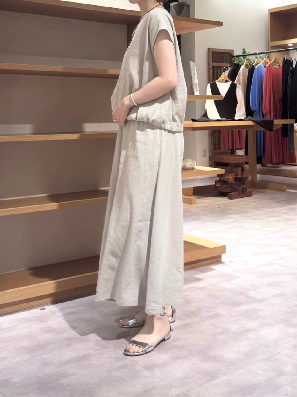 グレー系のボストンバッグ、グレー系のその他パンツ、グレー系のシャツ/ブラウスを着用したレディースの春コーディネートの9枚目の写真