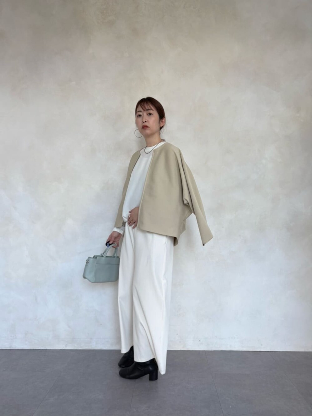 ベージュ系のカーディガン/ボレロ、ホワイト系のその他パンツ、ホワイト系のシャツ/ブラウスを着用したレディースの冬コーディネートの3枚目の写真