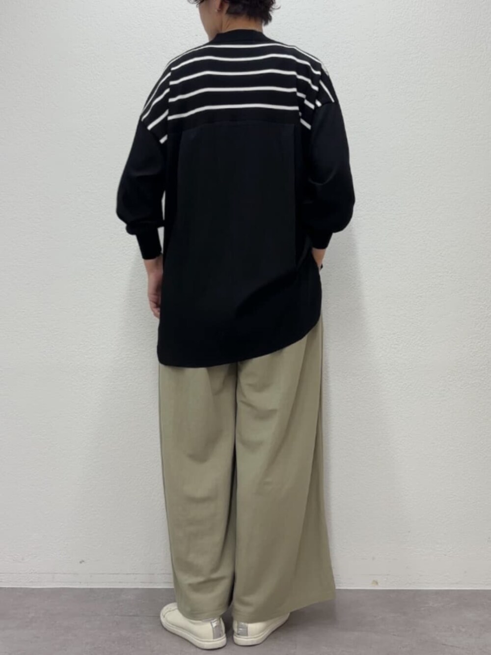 グリーン系のその他パンツ、ブラック系のニット/セーターを着用したレディースの冬コーディネートの3枚目の写真