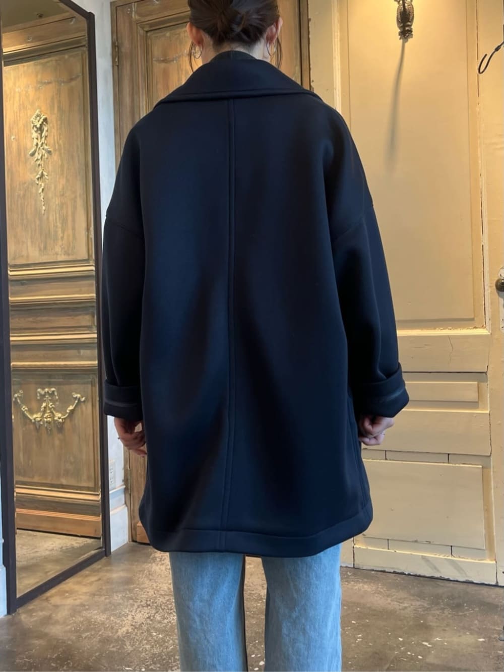 グレー系のニット/セーター、ブルー系のピーコートを着用したレディースの冬コーディネートの7枚目の写真